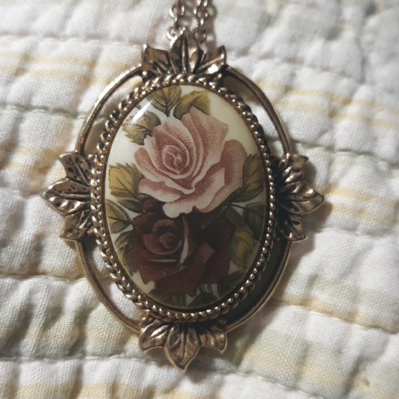Vintage 1970 Sarah Coventry floral pendant - Picture 2 of 3
